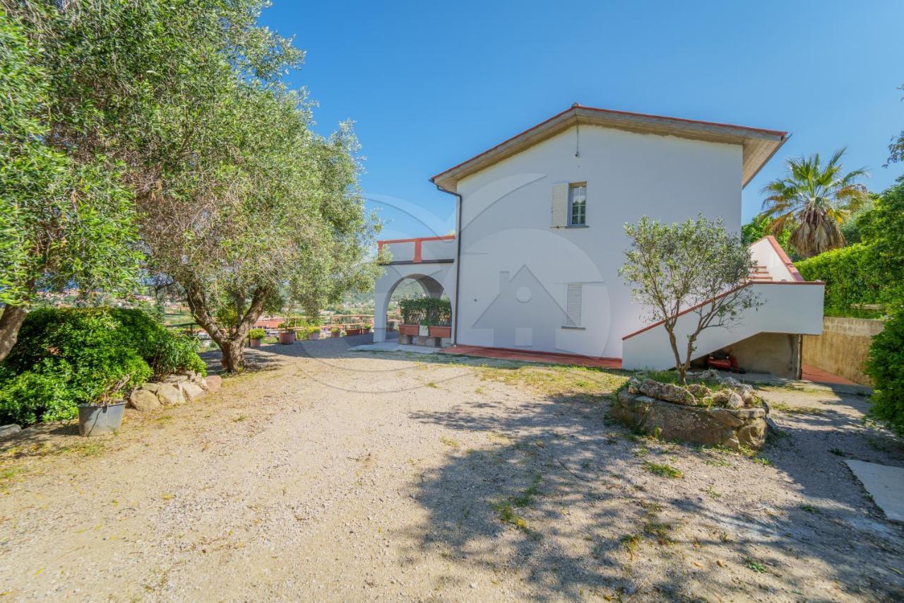 La Palazzina Nel Verde - Goelba Casa Alzi Екстериор снимка